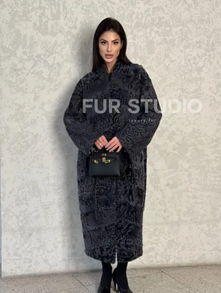 Длинная шуба из каракуля в цвете графит - фото 9