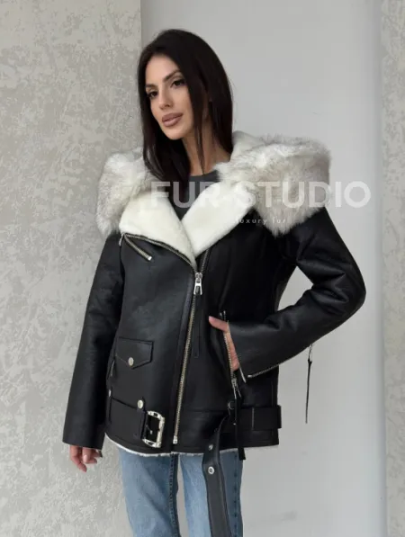 Черная куртка дубленка с капюшоном - фото 6