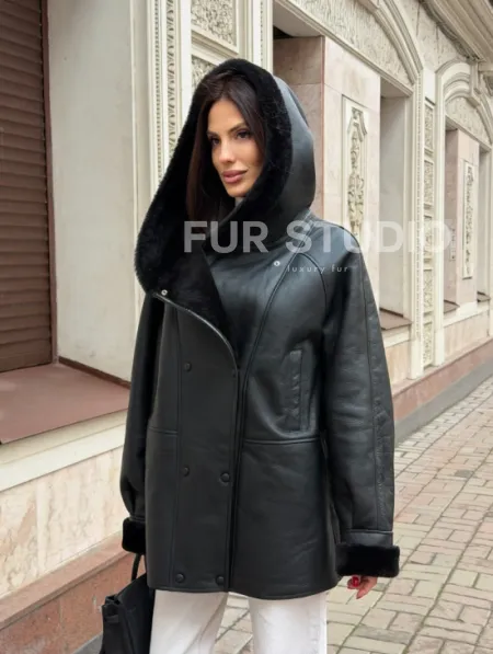 Женская дубленка с капюшоном - фото 10