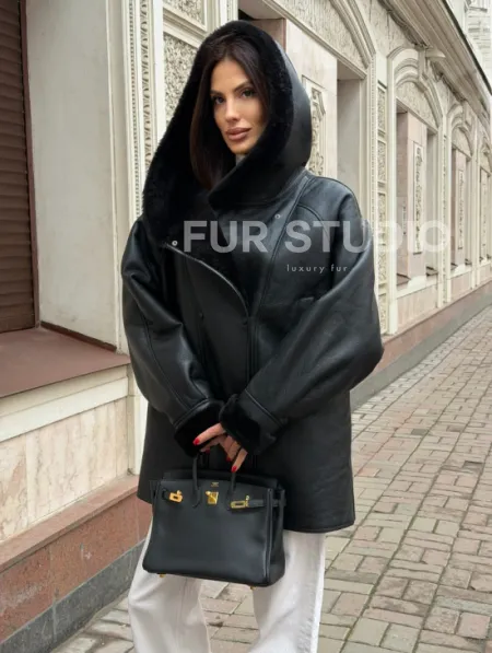 Женская дубленка с капюшоном - фото 0