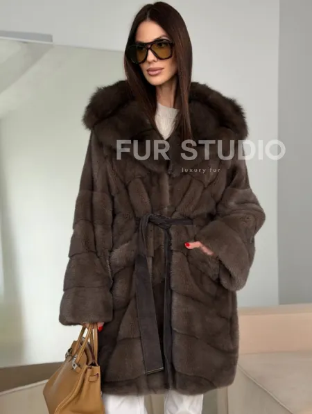 Шуба норковая с капюшоном из куницы - фото 6