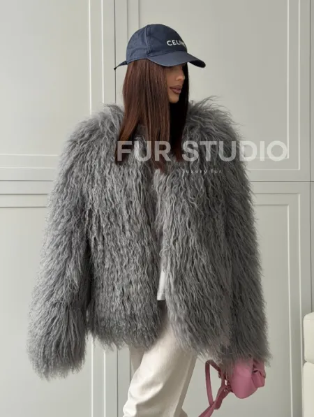 Серая шуба из натурального меха ламы - фото 11
