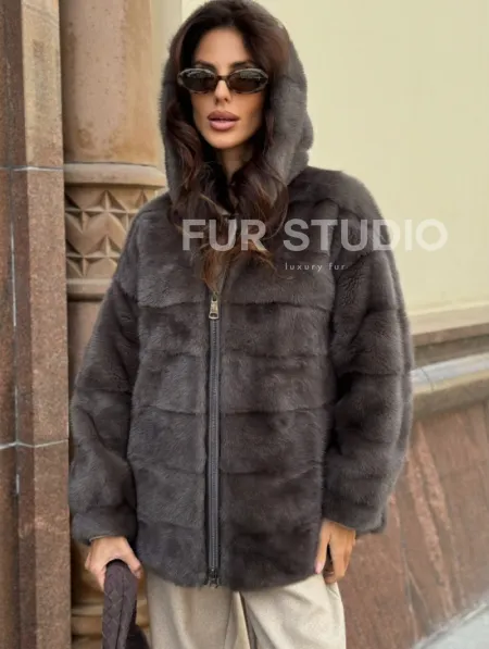 Бомбер из меха норки с капюшоном - цвет мокко - фото 2