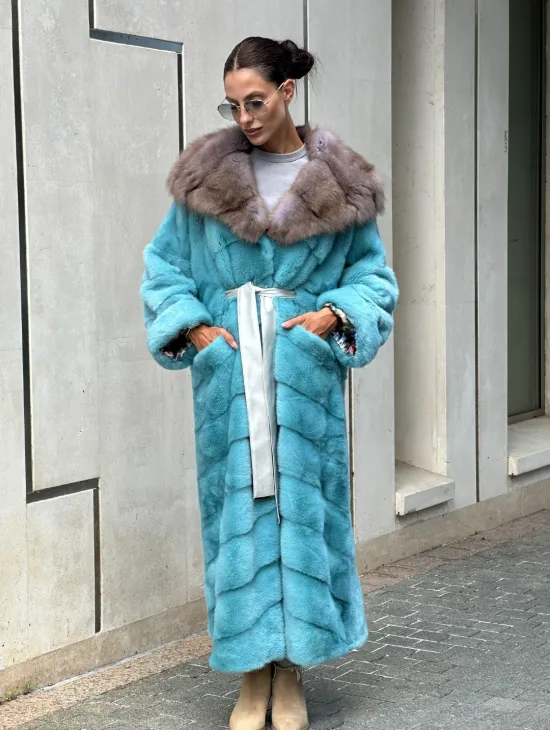 Удлиненная норковая шуба с капюшоном из меха куницы - цвет Тиффани - фото 7