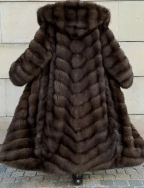 Удлиненная шуба из меха куницы с капюшоном - фото 5