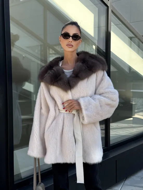 Полушубок из светлой норки с капюшоном куница с поясом - фото 9