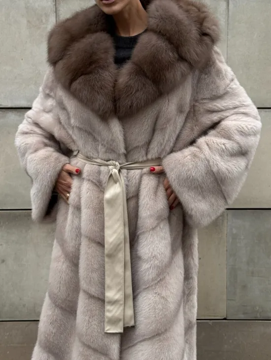 Длинная норковая шуба прямого кроя с капюшоном из меха куницы - фото 3