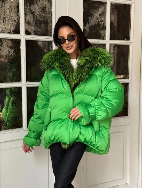 Стильный женский пуховик с мехом чернобурки в цвете изумруд - фото 9