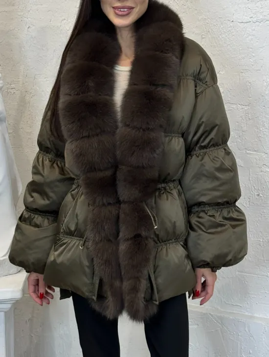 Женский стеганный пуховик на гусином пуху с отделкой из меха песца - фото 4