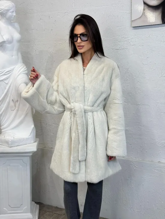 Светлая норковая шуба - халат средней длины из велюровой норки - фото 5