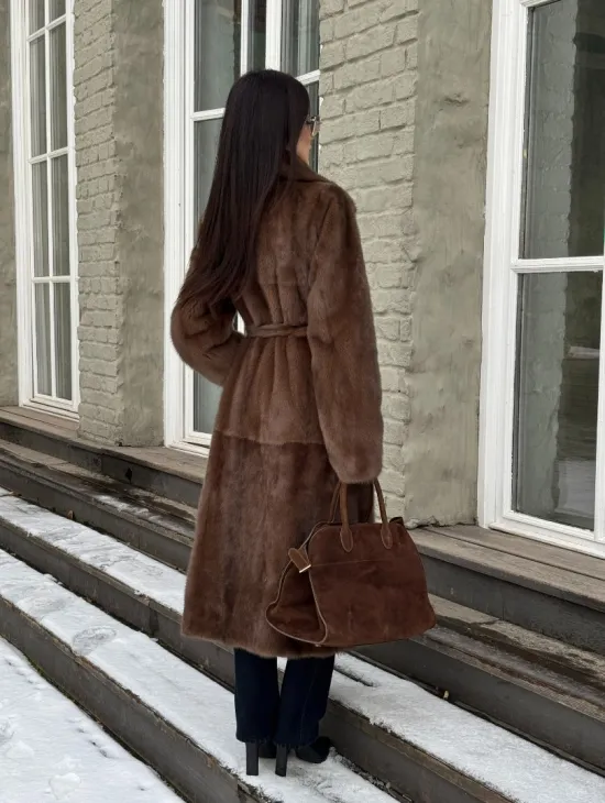 Классическая женская норковая шуба в цвете соболь с поясом и накладными карманами - фото 11