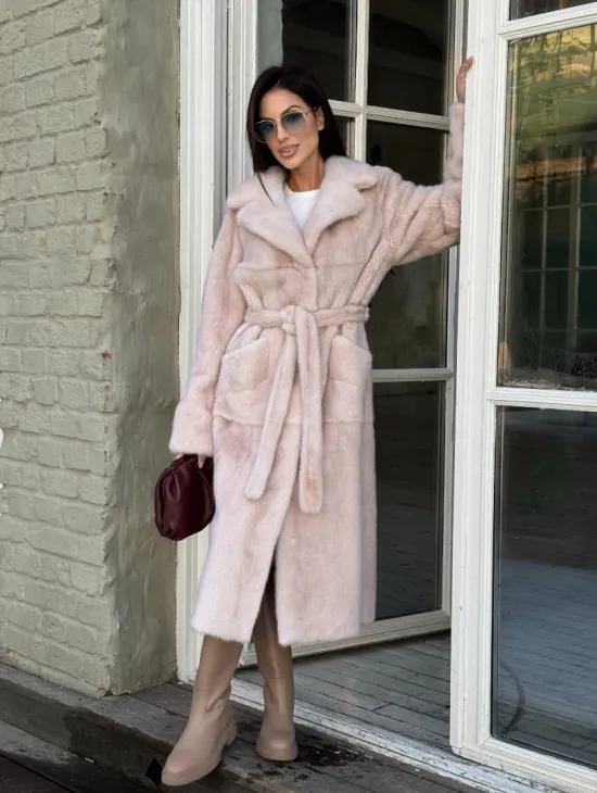 Женская норковая шуба прямого кроя с разрезами по бокам, пояс - фото 8