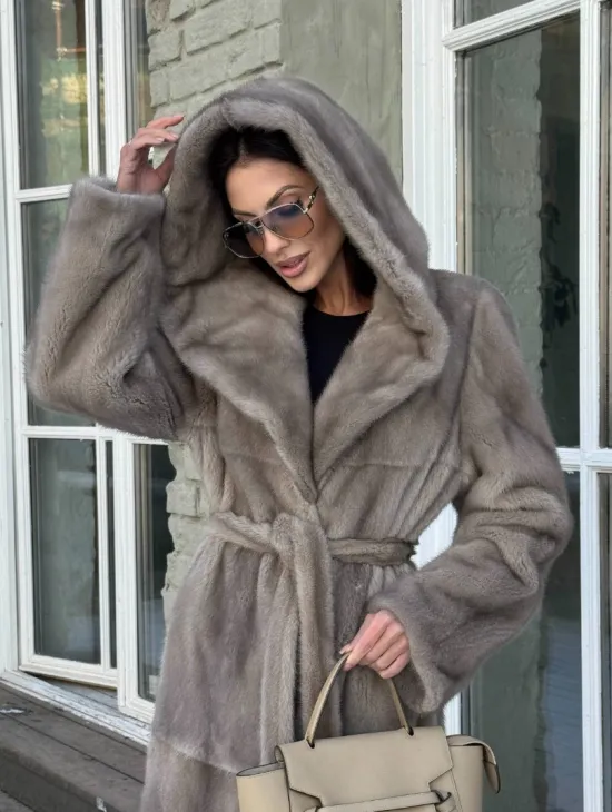 Шуба норковая серая с капюшоном и меховым поясом, классика - фото 3