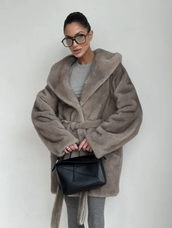 Полушубок женский из натурального меха норки с капюшоном под пояс - фото 7