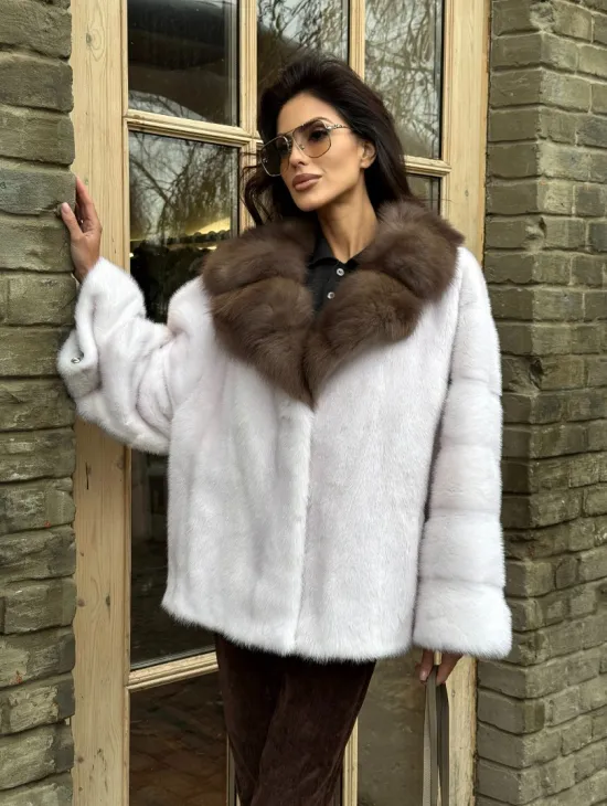 Короткая белая шубка с воротником из натуральной куницы - фото 9