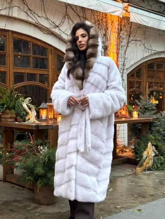 Длинная белая норковая шуба с капюшоном из натурального меха куницы 
