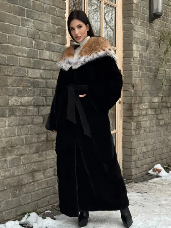 Черная длинная шуба из норки с капюшоном из меха рыси - фото 0