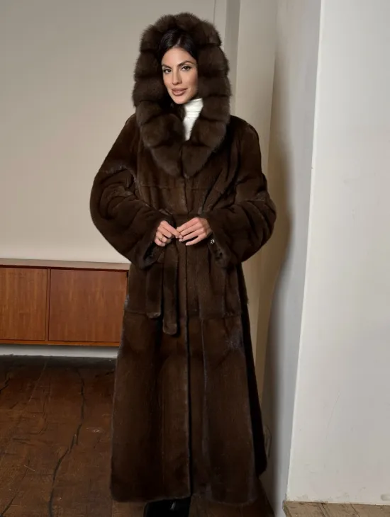 Длинная норковая шуба прямого кроя с меховым поясом и капюшоном из меха куницы - фото 5