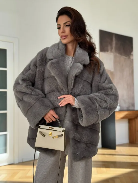 Короткая шуба с английским воротником в сером цвете - фото 8