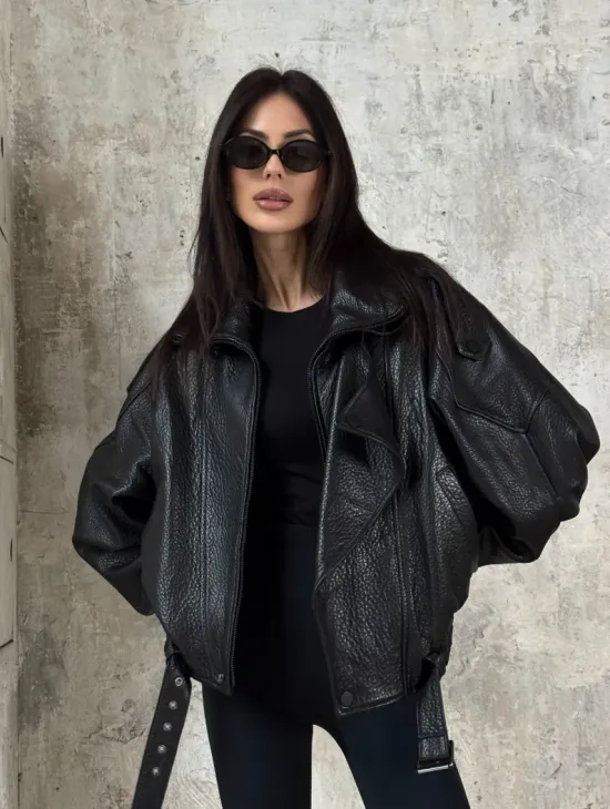 Черная бомбер-курточка «Оверсайз» из кожи Джумбо с двойным воротником и карманами - фото 10