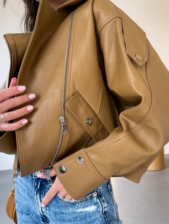 Модная короткая женская курточка в цветет кэмел - фото 2