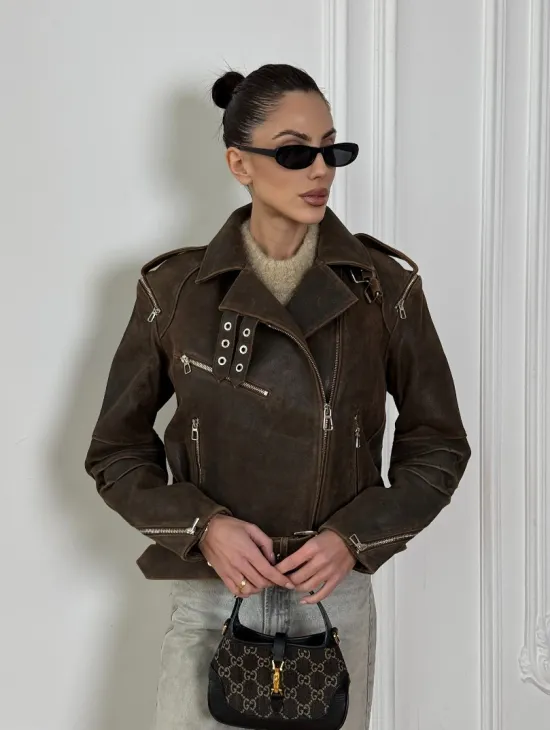 Коричневая куртка- косуха из натуральной винтажной кожи с отложным воротником и молниями на плечах - фото 8