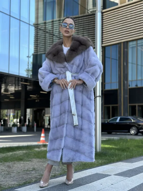 Удлиненная голубая норковая шуба с капюшоном из куницы - фото 8