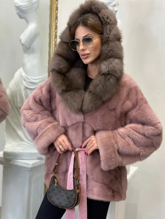 Норковое пончо с капюшоном из куницы в цвете пудра - фото 2