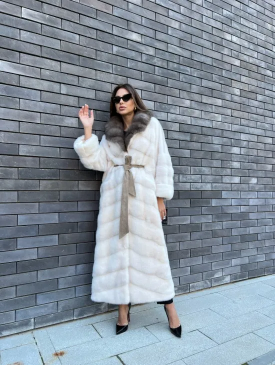 Длинная норковая шуба в белом цвете с воротником из куницы - фото 3