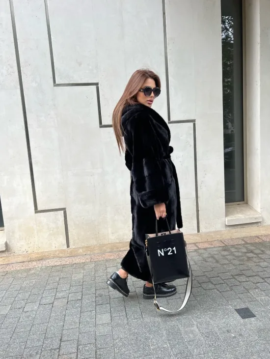 Шуба из норки Velvet с капюшоном в черном цвете - фото 10