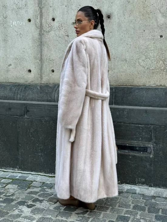 Классическая норковая шуба с перламутровым оттенком и эффектным воротником-шалью - фото 9