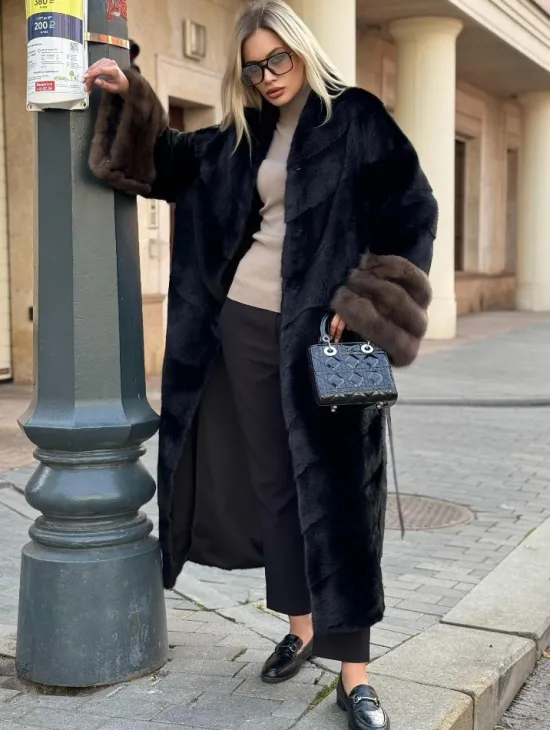 Черная норковая шуба с отделкой на рукавах из меха куницы - фото 2