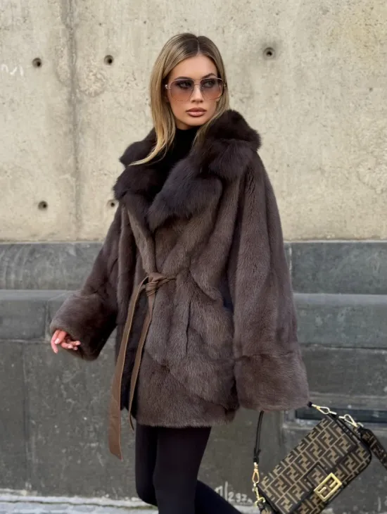 Женская норковая шуба свободного силуэта с воротником куницы - фото 10