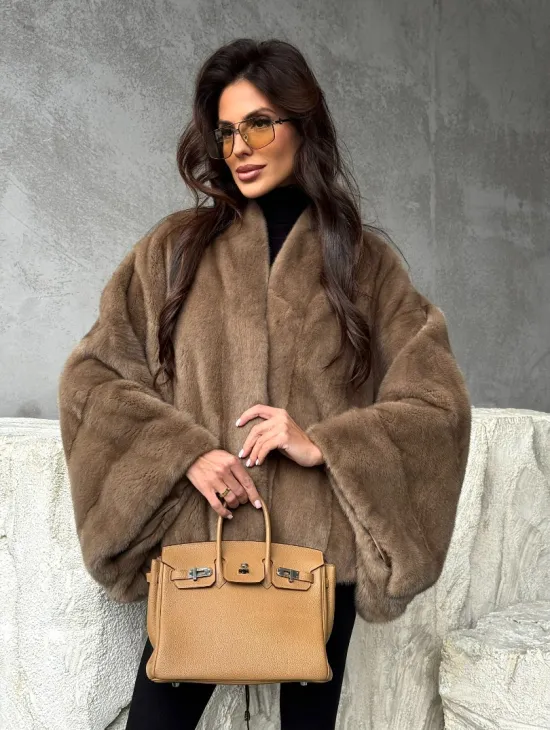 Норковое пончо с рукавами «летучая мышь» - фото 11