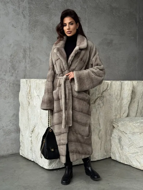 Удлинённая норковая шуба с поясом - фото 10