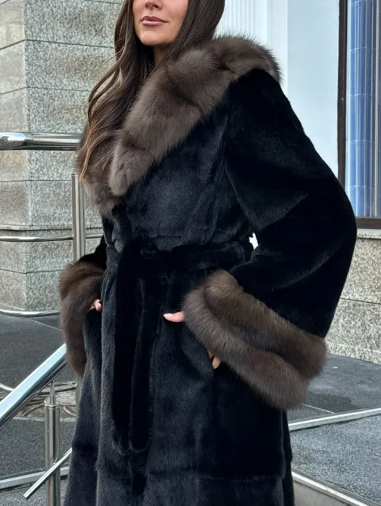 Черная шуба из меха SAGA FURS с отделкой из куницы - фото 1