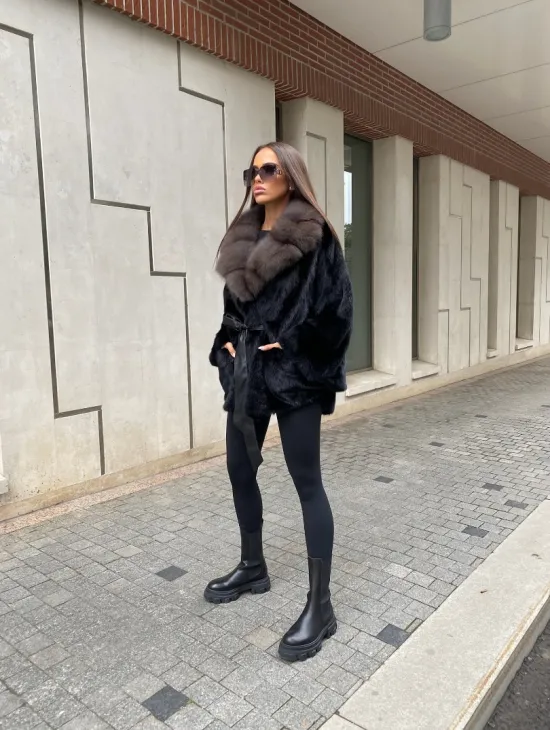 Норковая шуба летучая с воротником из меха куницы в черном цвете - фото 5
