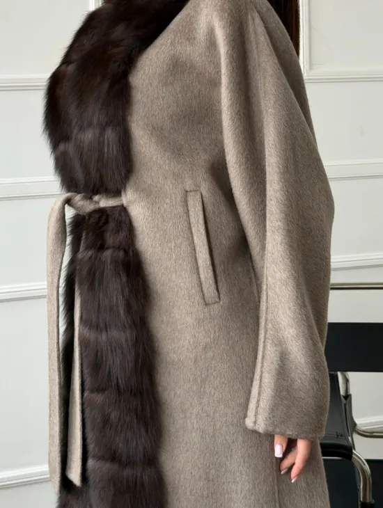 Длинное пальто с мехом финского песца - фото 1