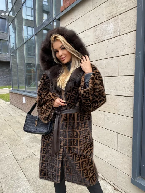 Шуба из меха аукционной норки с капюшоном из меха куницы - фото 3