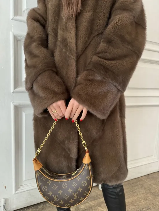 Шуба из меха норки с капюшоном в цвете орех - фото 1