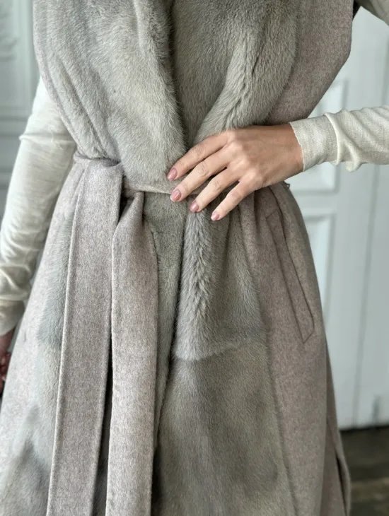 Пальто без рукавов с отделкой из меха норки - фото 2