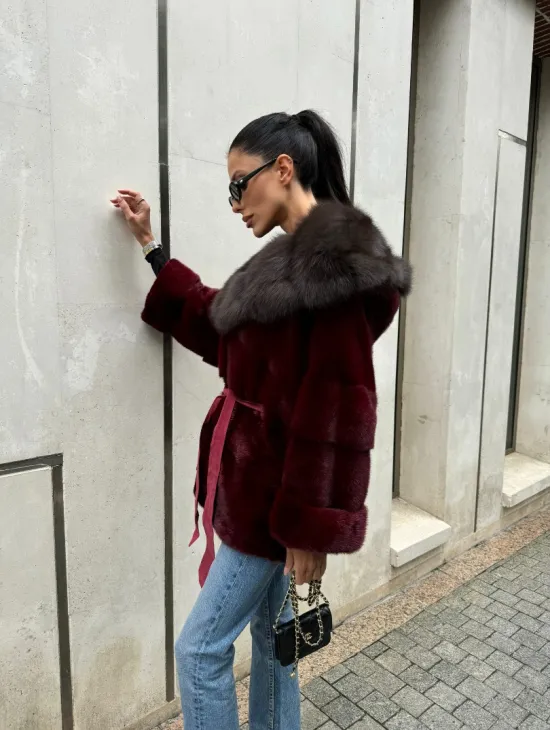 Шуба из меха норки с капюшоном из куницы бордового цвета - фото 11