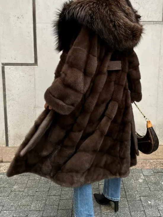 Норковая шуба с капюшоном кобра из меха чернобурки в коричневом цвете - фото 5