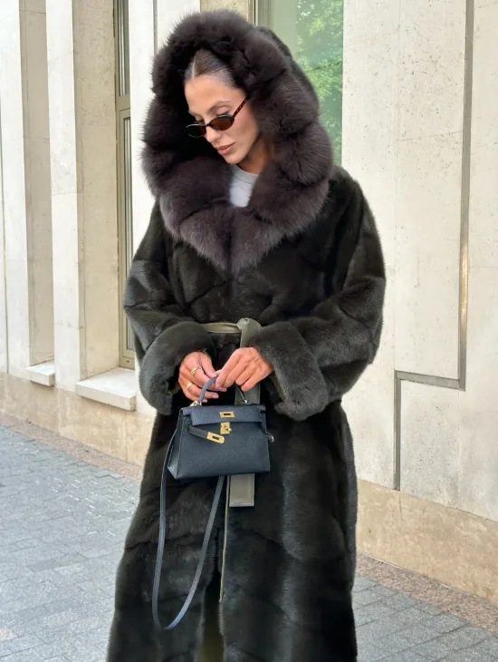 Шуба норковая с капюшоном из меха куницы - цвет темный хаки - фото 2